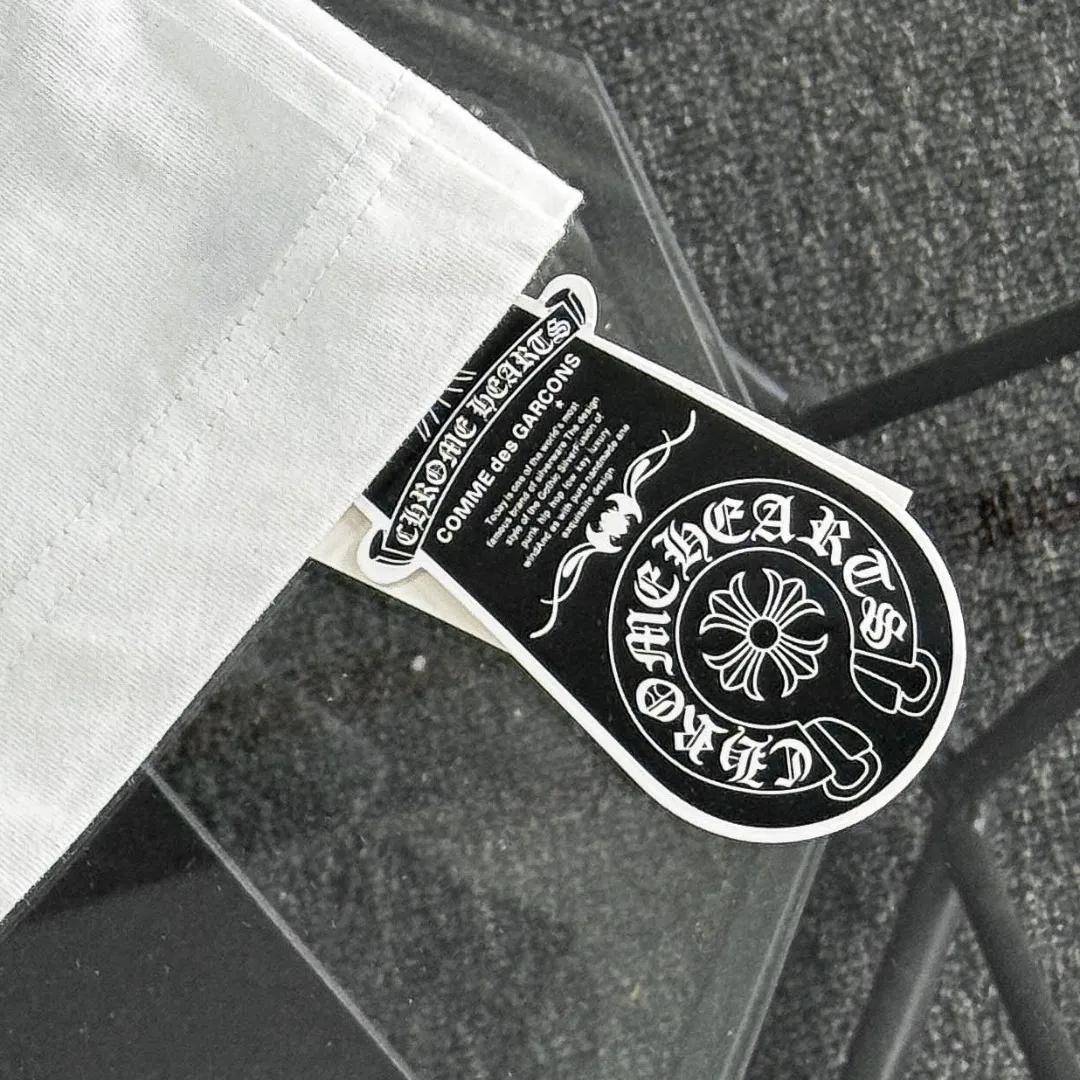 P170 Chrome Hearts 25 high-end versions. The fabric is made of 300 grams of high-density pure cotton. It does not deform or shrink. It has three labels. It is the same style for men and women. Technology: suede foaming + digital printing. Color: white, black. SIZE: S-XL.